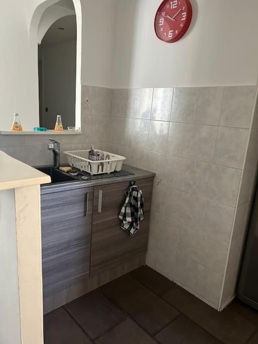 Superbe Appartement Avec Parking Gratuit Vaulx-en-Velin Exteriör bild